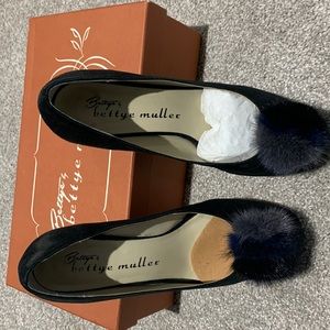 Suede pump with fur pouf